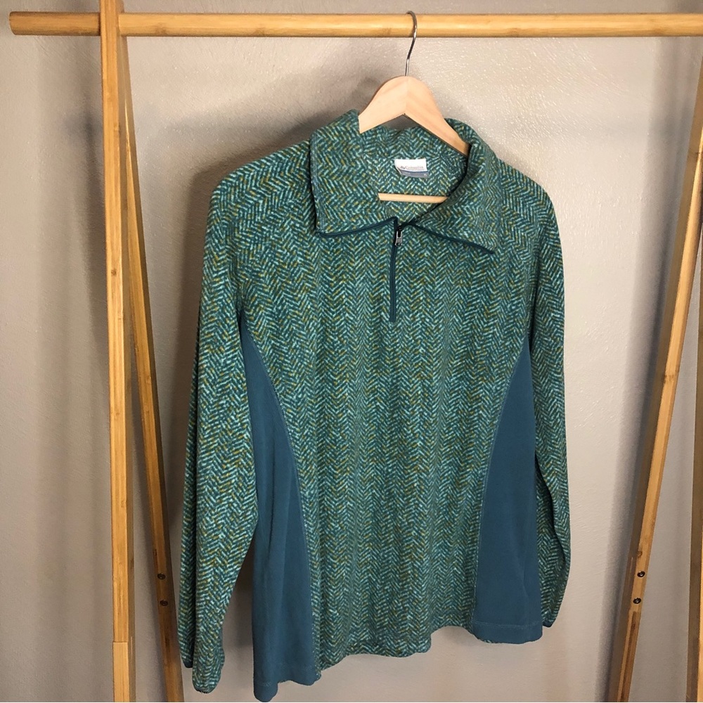 COLUMBIA YOUTH FLEECE JACKET. TEAL CHEVRON PATTERN. SIZE XL. GENTLY USED.